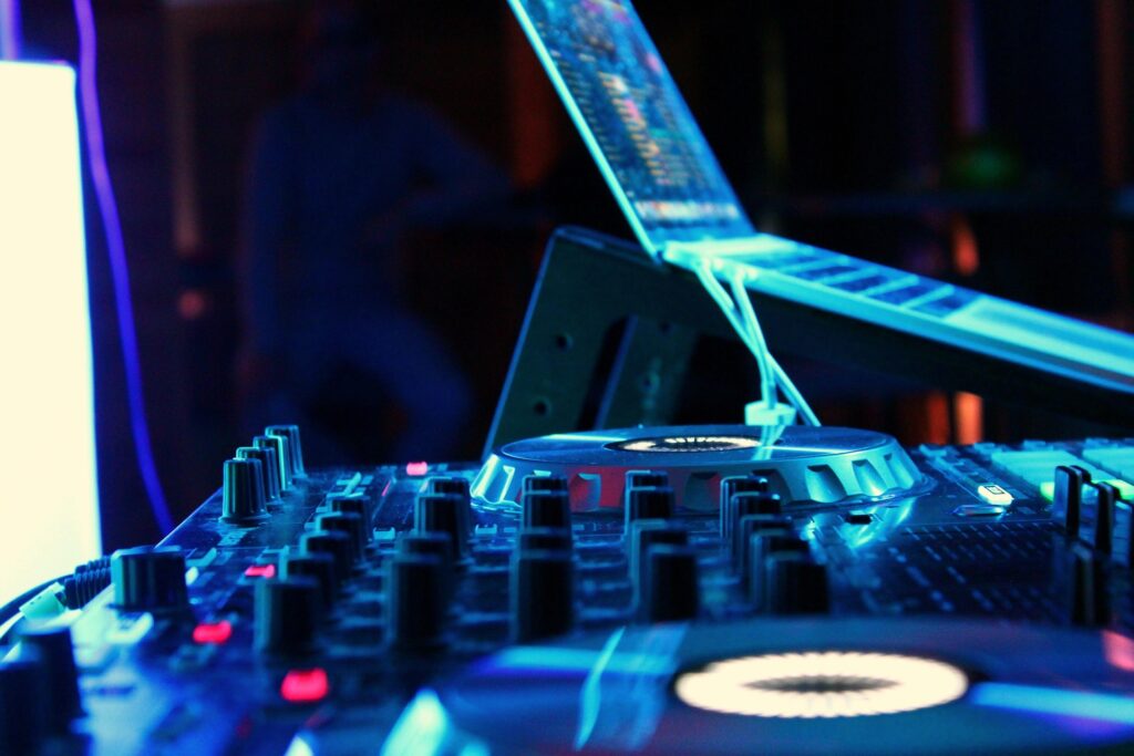 dj-8347229_1920